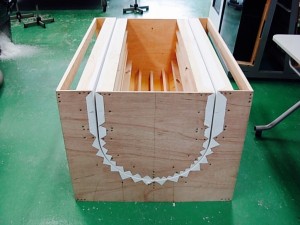 電気炉によるアクリル板を曲げ、木型による成形。